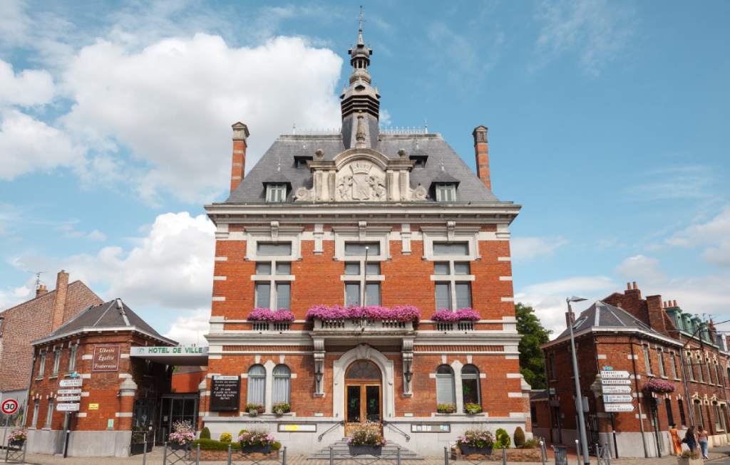 photo de la façade de la mairie de Pérenchies